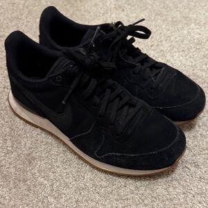 Nike Women’s Internationalist in black size 8